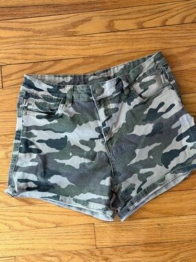 Women’s Camo Print Denim Shorts - Green